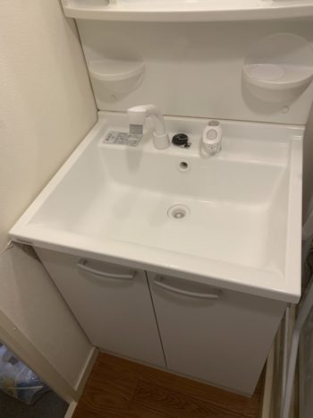 京都市中京区Lマンションにて、洗面台取替に伺いました。